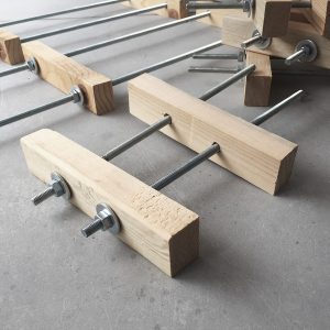 自作の簡易クランプ（テーブルの天板接合に使用）